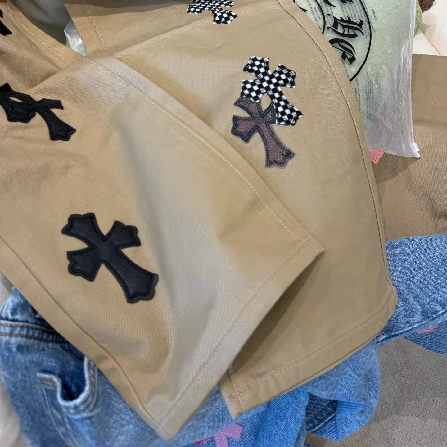 P280 Style number: D310 🔥Chrome Hearts khaki patch leather jeans Size: s-XXL (28 30 32 34 36) Color: Khaki Size reference 28 pants length 100 waist 72 30 pants length 101 waist 76 32 pants length 103 waist 80 34 pants length 104 waist 84 36 pants length 106 waist 88